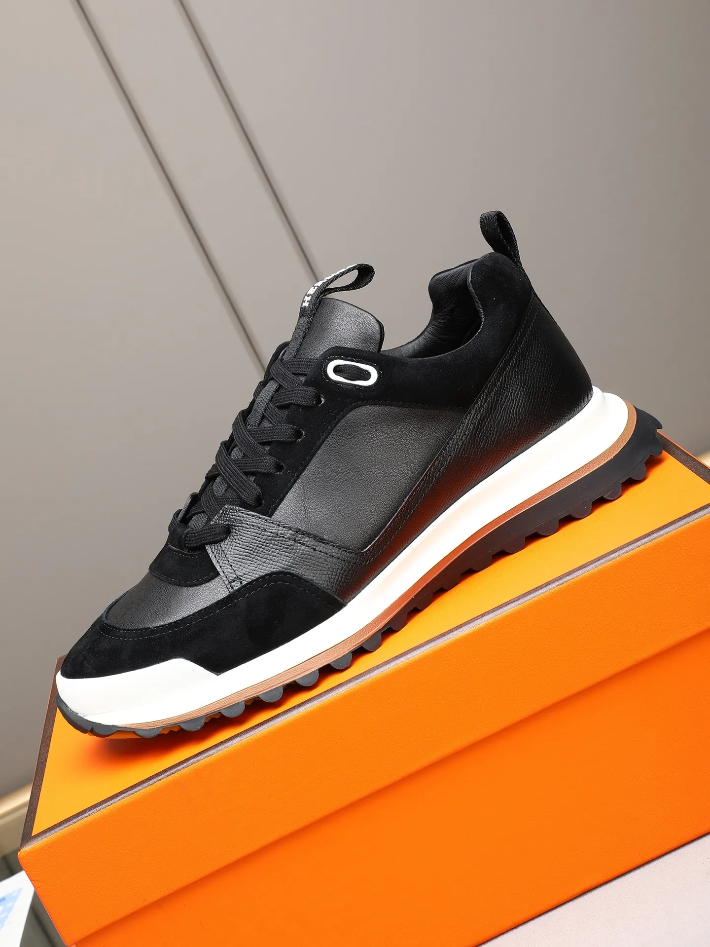 PP680【Hermes】fe new arrival~New Bouncing sneakers are the most comfortable shoes from Hermès. They are extremely light on the feet and look great. You won’t feel tired even when you go shopping and running around. 👍Very light and comfortable. Extremely light. Perfect for both sports and leisure. They feel great when you step on them! It’s up to you to choose, there’s always what you want~ ✔️Fabric: Imported first-layer cowhide ✔️Inner lining: Imported water-dyed cowhide ✔️Outsole: Seamless combination of IP+TPU (multi-color letters) German technology irradiation machine ✔️Code number: Male 38-44 (45 customized)